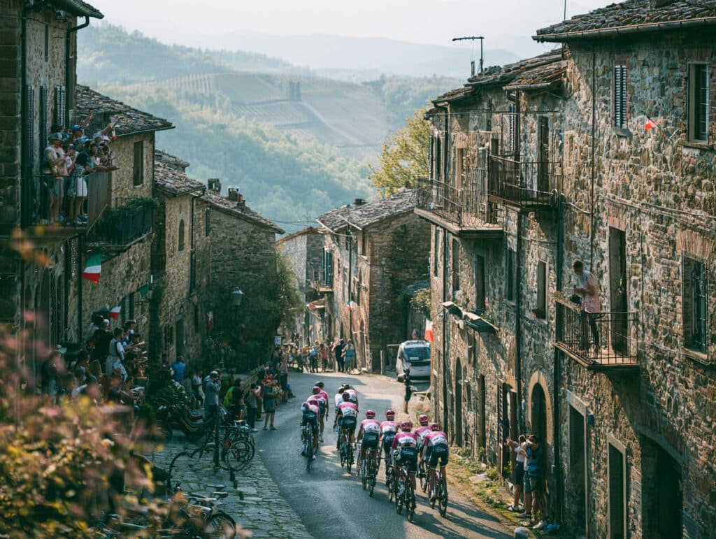 Giro d'Italia 2026: marketing dei borghi e mobilità sostenibile
